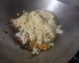 Foto langkah ke 3 dari resep Nasi Goreng Telur.