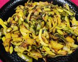 A picture of step 6 of Runner beans and potato fry with onion and onion greens.