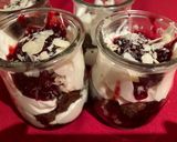 Foto del paso 7 de la receta: Crema de queso con reducción de frutos rojos y crumble de chocolate