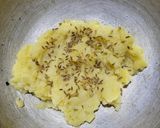 A picture of step 2 of Singhare atta pakoda.