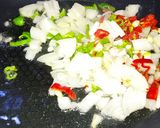 Foto del paso 2 de la receta: Revoltillo de huevos con puré de tomate especias