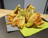 Foto del passaggio 5 della ricetta Schiacciata di fiori di zucca fritti con alici🌿🐟