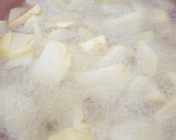 Foto del paso 3 de la receta: Pollo con patatas en salsa de queso