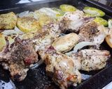 Foto del paso 2 de la receta: Pollo al horno con papas y zapallitos