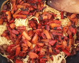 Foto del paso 7 de la receta: Noodles con verduras, cherrys y cerdo con piñones al Wok
