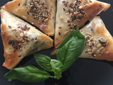 Samosas de queso de burgos y pesto