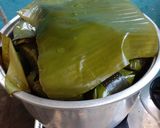 Foto langkah ke 4 dari resep Bobotok / ciu / pais pisang dan cara melipat daun.