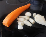 Foto del paso 2 de la receta: Tortilla cuadrada de tupinamba, zanahoria y guisantes