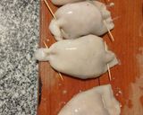 Foto del paso 3 de la receta: Tubos de calamar rellenos en salsa de tomate con arroz blanco