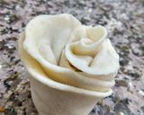 A picture of step 4 of Suji rose momos.