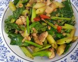 รูปขั้นตอนการทำที่ 2 ของ ผัดคะน้าอกไก่