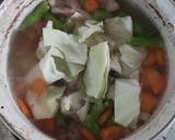 Foto langkah ke 2 dari resep Sup Tulang Ayam Wortel.