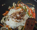 Foto del paso 4 de la receta: Tallarines con verduras al estilo chino