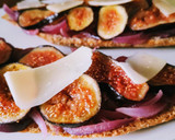 Foto del paso 3 de la receta: Tostas saludables con higos y lascas de queso manchego