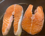 Foto del paso 2 de la receta: Salmón en cama de calabacín
