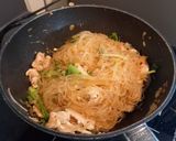 Foto langkah ke 5 dari resep Pad Mee Korat (ผัดหมี่โคราช).