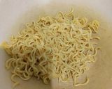Foto langkah ke 1 dari resep Mie Telur Dadar Sayuran.