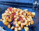 Une image de l'étape 9 de Pommes de terre sautées aux poivrons et oignon rouge.