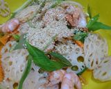 Hình bước làm 2 của món Gỏi củ sen trộn tôm