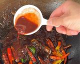 A picture of step 4 of Sichuan Style Spicy Braised Pig Trotters 川辣味酱猪手.