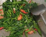 Foto langkah ke 2 dari resep Tumis kangkung saori saos tiram.