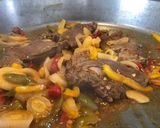 Foto del paso 1 de la receta: Carne a la criolla con papas en freidora de aire