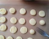 Foto langkah ke 3 dari resep Crispy Cheese Cookies.