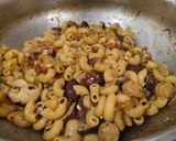 Foto langkah ke 3 dari resep One Pot Mushroom Pasta.