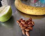 Foto del paso 1 de la receta: Licuado de banana almendras manzana