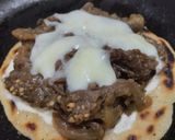 Foto del paso 6 de la receta: Arepa🫓con berenjenas tatemadas🍆agridulces🍯con queso🧀🥛🧄