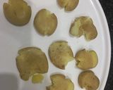 Foto del paso 2 de la receta: Papines con manteca y romero para acompañar