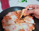 Foto langkah ke 7 dari resep Pizza Roti Teflon.