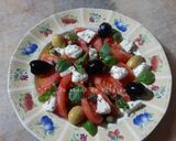 Une image de l'étape 6 de Salade estivale tomate, fromage, capres, olives, basilic et huile d'olive 🌱.