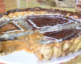 Foto del paso 2 de la receta: Tarta con masa quebrada, relleno dulce de leche casero y frutilla