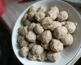 Foto langkah ke 2 dari resep Bakso sapi simple dan kenyal.