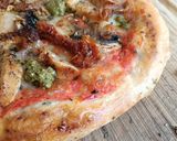 Foto del paso 7 de la receta: Pizza de pollo cajún con champiñones y tomate seco con toque de pesto