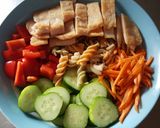 Hình bước làm 2 của món Salad Nui với Ức gà Sốt sữa chua 🥗