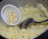 Foto del paso 2 de la receta: Puré con salchichas rellenas