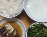 Hình bước làm 3 của món Cá kho, rau muống luộc