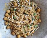 Foto langkah ke 4 dari resep Kwetiau Goreng Kecap Asin.
