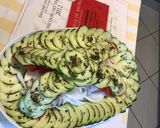 Une image de l'étape 7 de Salade de tomates grappe et concombre Noa à l oignon blanc d Italie et aromates de la mer.