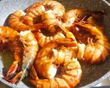Foto del paso 2 de la receta: Gambas salteadas en aceite de oliva, ajo y sal del Himalaya
