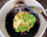 Foto langkah ke 3 dari resep Seblak mie dan kerupuk.