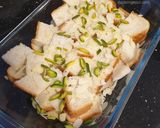 Foto langkah ke 2 dari resep Puding Roti dengan Kacang Pistachios dan Almond.
