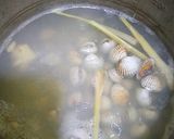 Foto langkah ke 1 dari resep Kerang Dara Saus Padang.