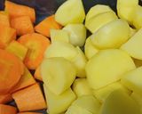 Hình bước làm 1 của món Canh khoai tây cà rốt nấu tôm càng xanh