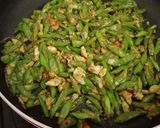 Foto langkah ke 5 dari resep Oseng Buncis Telur Saos Hoisin.