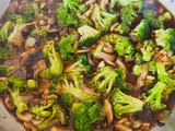 Κοτόπουλο με μπρόκολο και μανιτάρια stir Fry