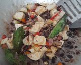 Foto langkah ke 4 dari resep Tumis Tahu Kuning Ikan Pindang.