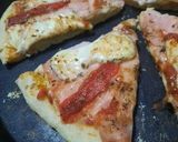 Foto del paso 6 de la receta: Para compartir en casa, pizza con jamón y morrón - súper cargada doble queso